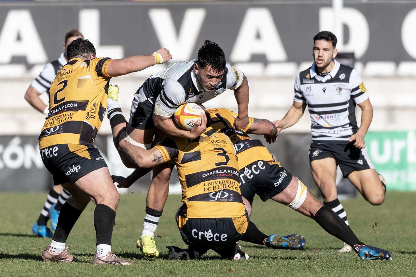 Marcel Faaofo con el oval. Fotografía JL Useros